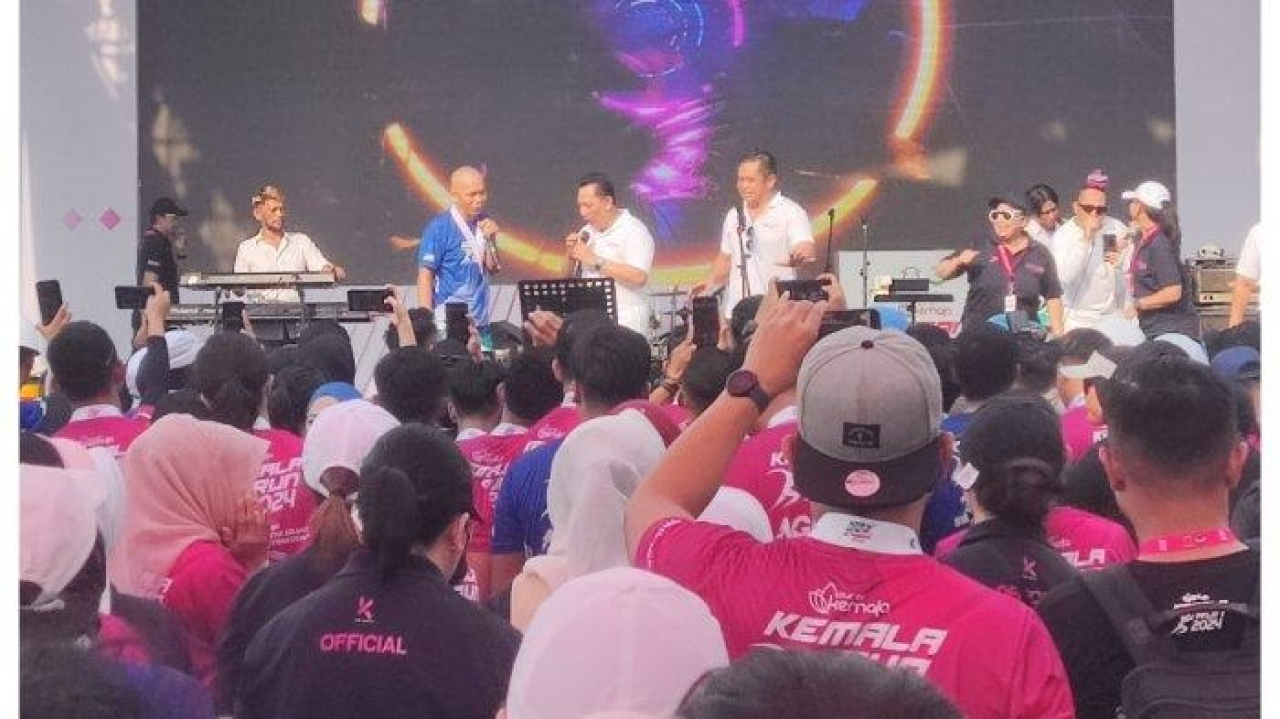 Momen Kapolri Listyo Sigit saat bernyanyi bersama KSAD Jendral TNI Maruli bernyanyi seusai acara Kemala Run 2024, Minggu (9/6/2024).