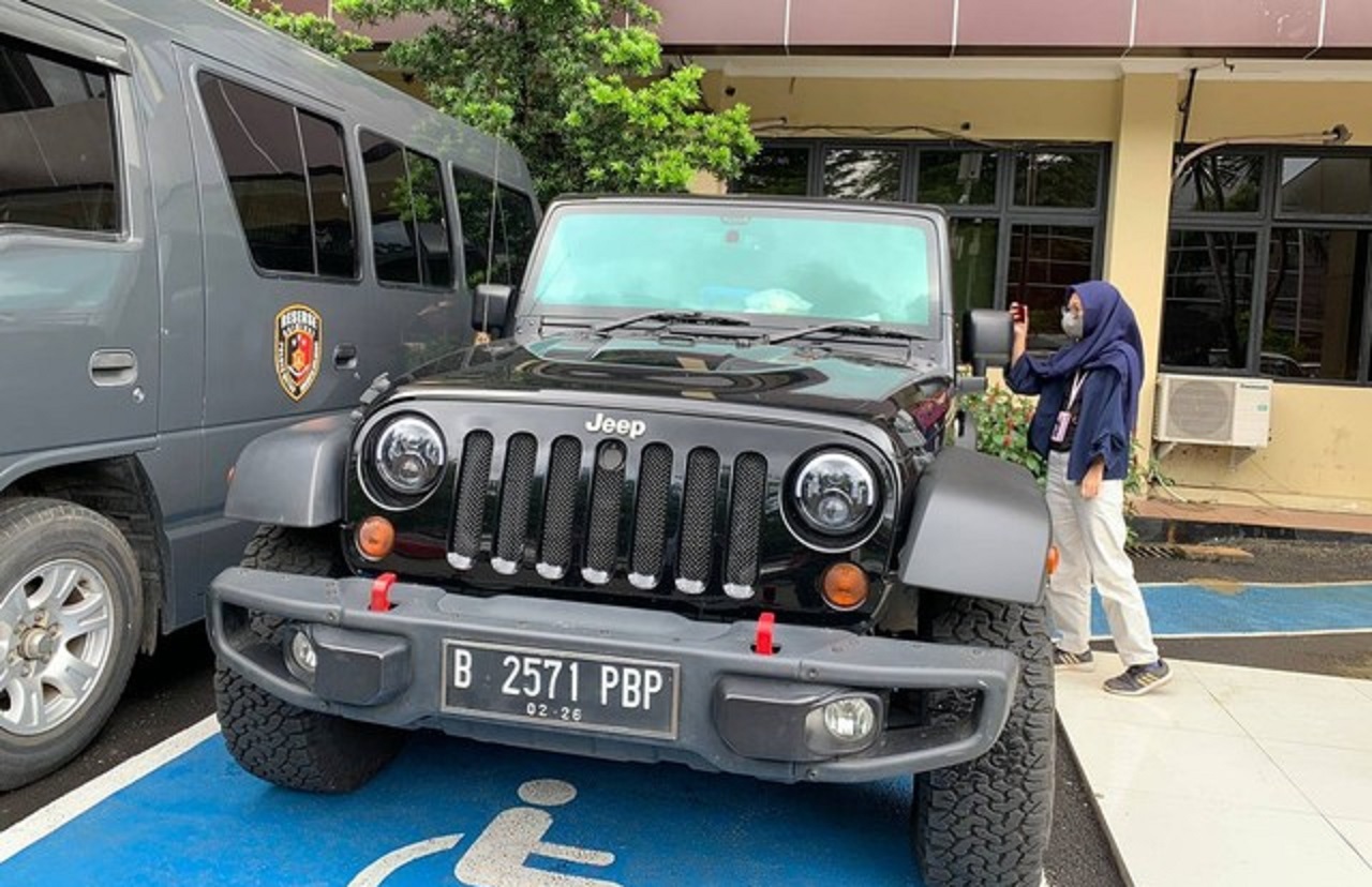 Mobil mewah Rubicon milik Mario Dandy Satrio pelaku penganiayaan di Polres Metro Jakarta Selatan menggunakan plat nomor asli yaitu B 2571 PBP. SP/ JKT