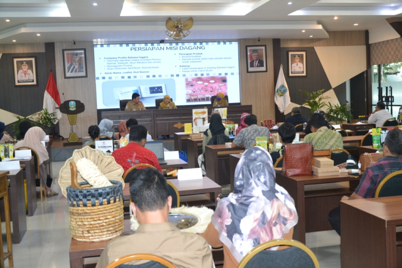Kegiatan kurasi produk oleh Dinas Koperasi dan UKM Jawa Timur. SP/JAT
