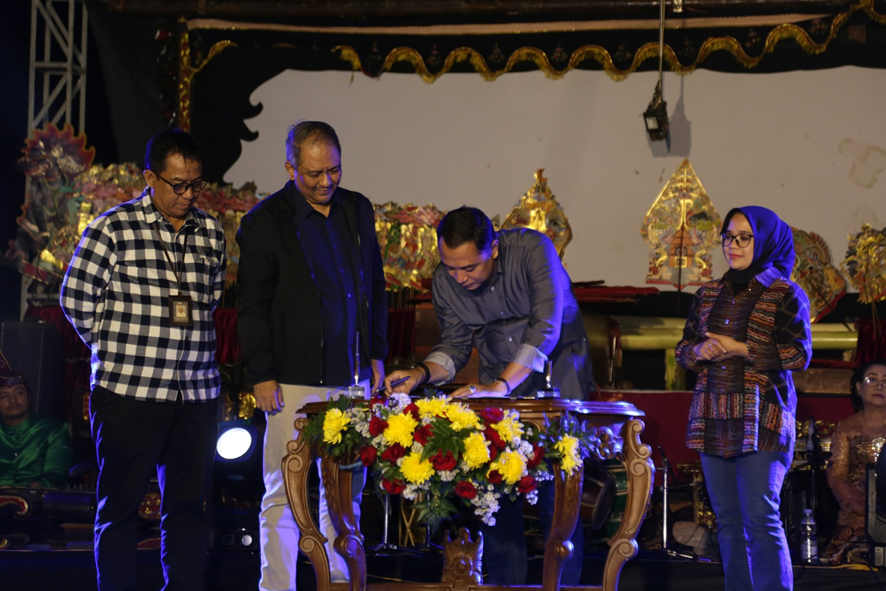 Penandatanganan MoU dilakukan oleh Wali Kota Surabaya Eri Cahyadi dan Dirut LPP RRI Hendrasmo di Tugu Pahlawan, Surabaya, Sabtu (29/6/2024) malam. SP/SURA