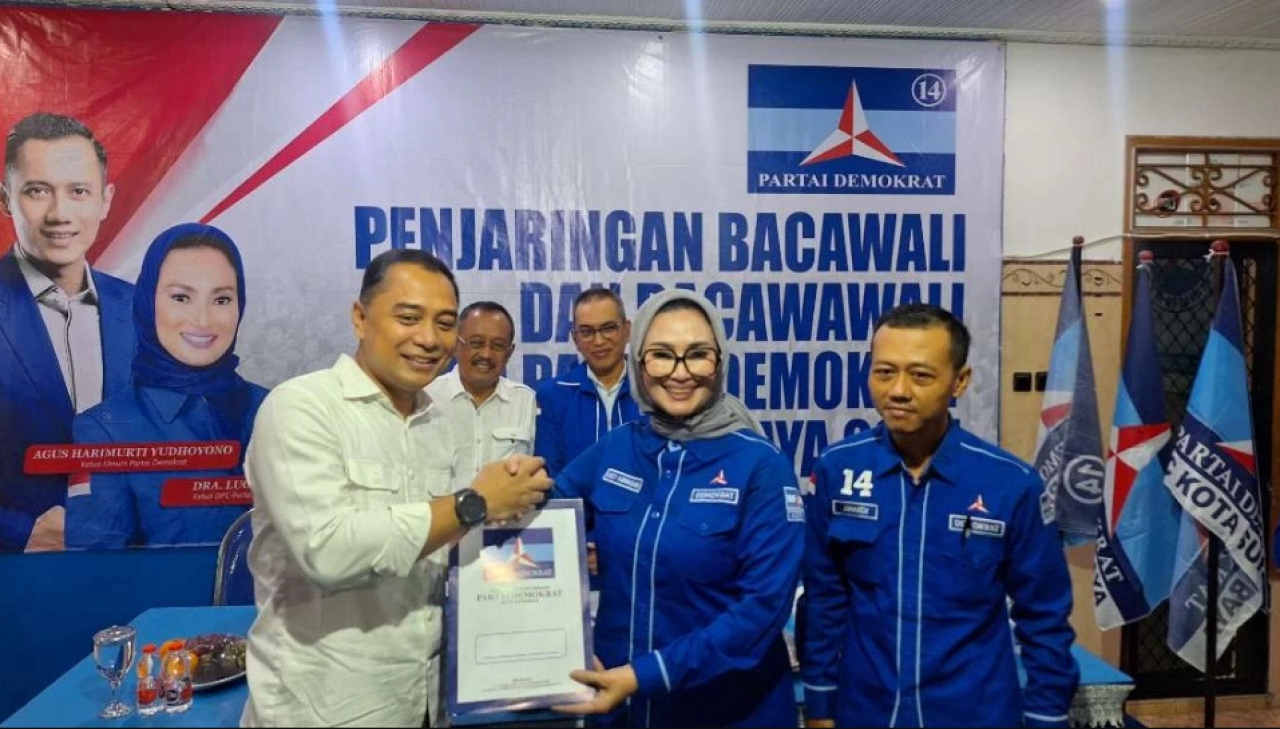 Eri Cahyadi-Armuji menyerahkan berkas pendaftaran ke kantor DPC Demokrat Surabaya. SP/Julianus Palermo