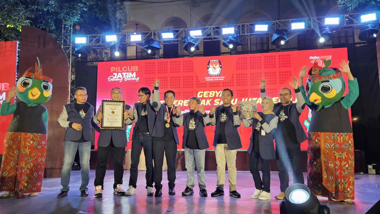 Komisioner KPU jatim menerima Penghargaan dari Museum Rekor Indonesia (MURI).