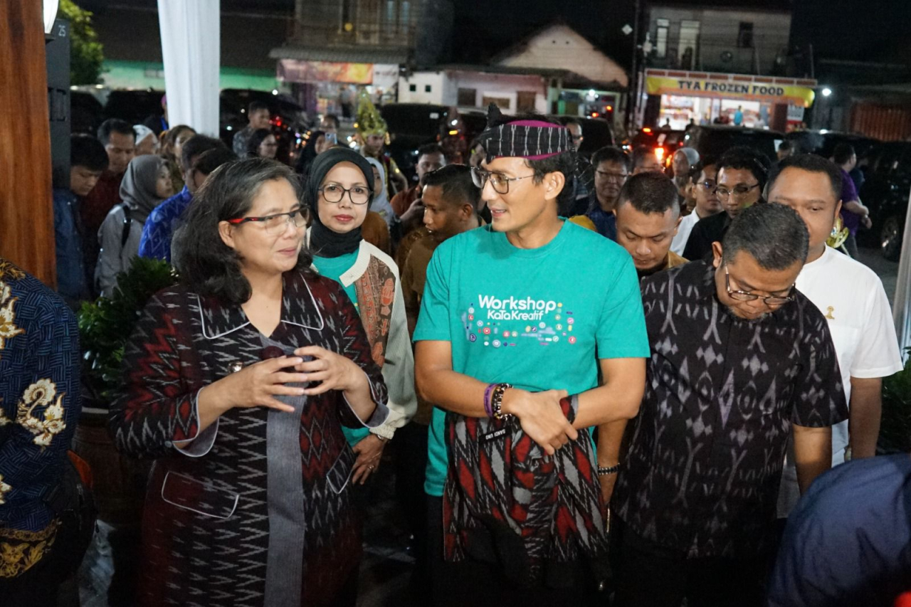 Pj Wali Kota Kediri Zanariah dan juga para pelaku usaha ekonomi kreatif Kota Kediri saat menyambut Menparekraf Republik Indonesia Sandiaga Uno