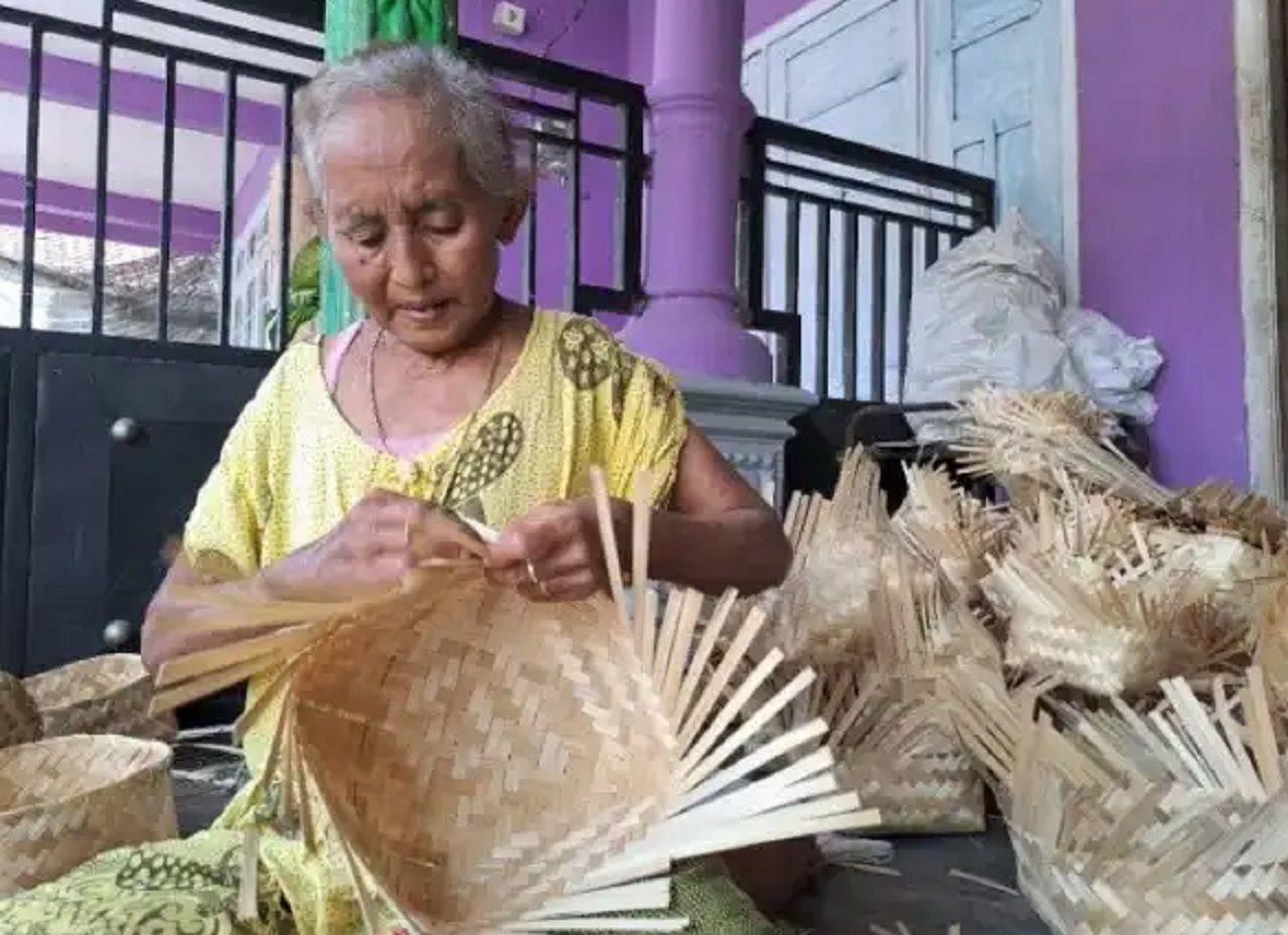 Salah satu perajin besek di Jombang, Jawa Timur. SP/ JBG