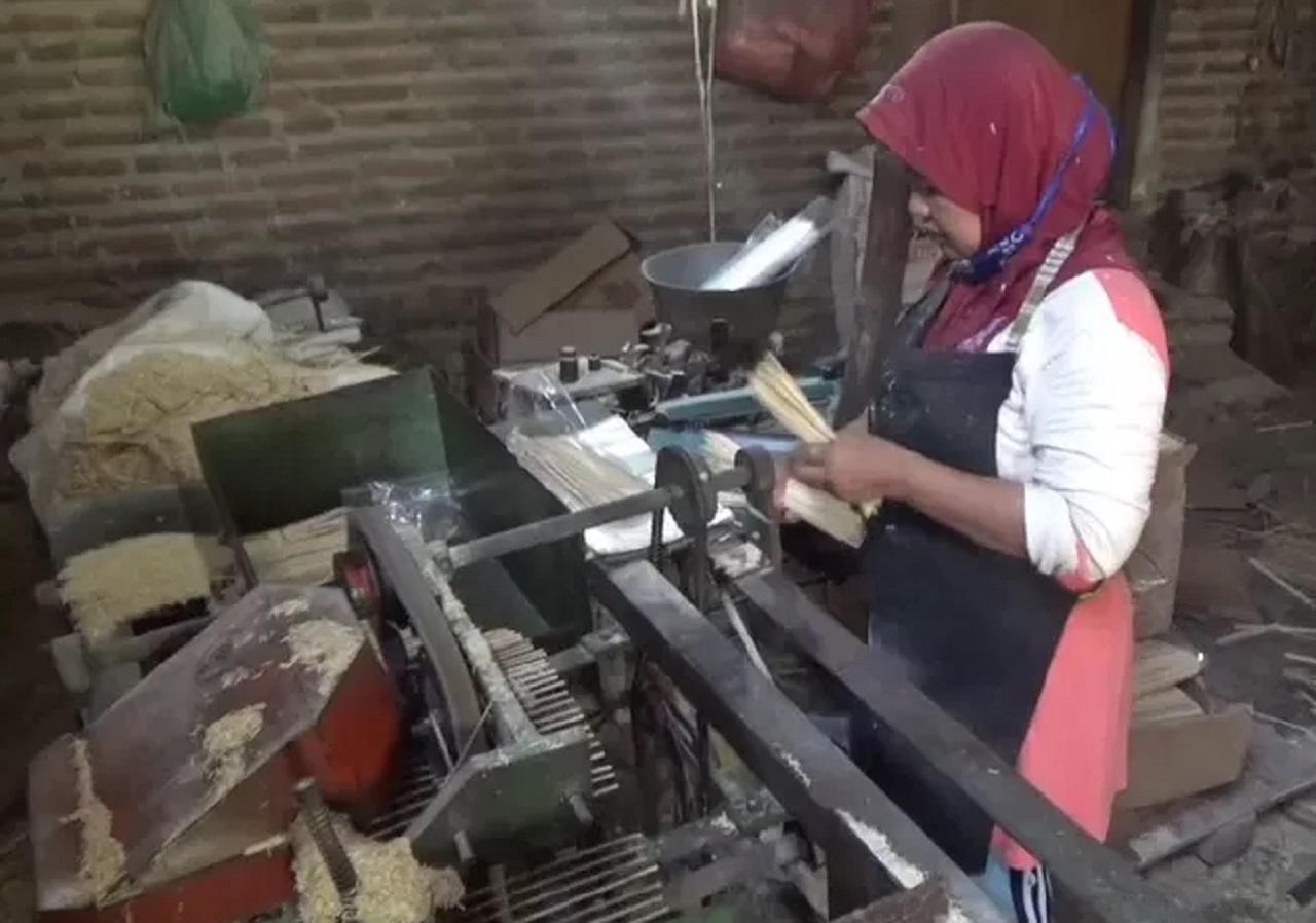 Permintaan tusuk sate pun meningkat drastis hingga dua kali lipat di Jombang. SP/ JBG