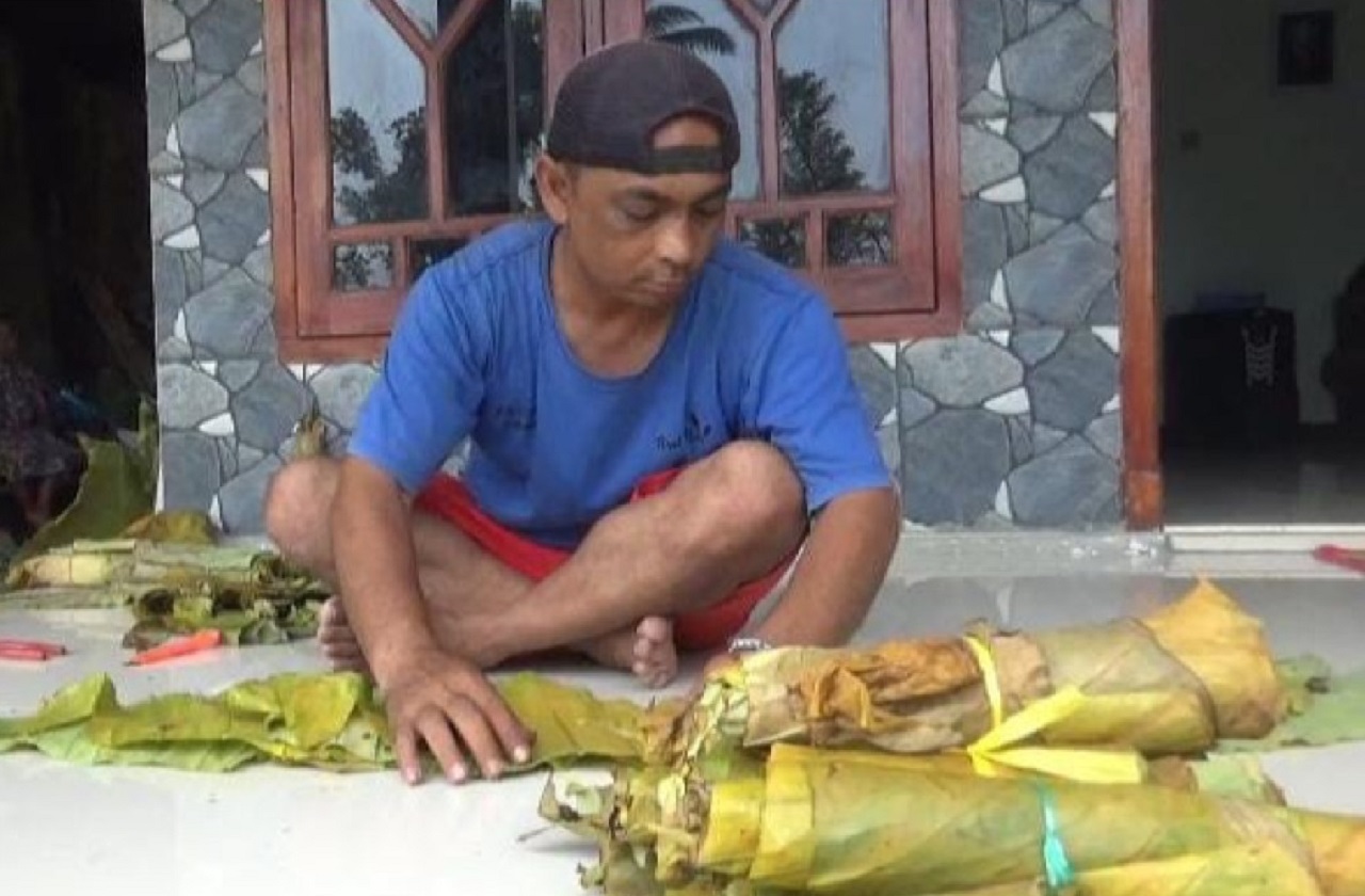 Agus Setiawan warga Desa Wonomerto, Wonosalam, Jombang saat memproduksi talas beneng sebagai alternatif pengganti tembakau. SP/ JBG