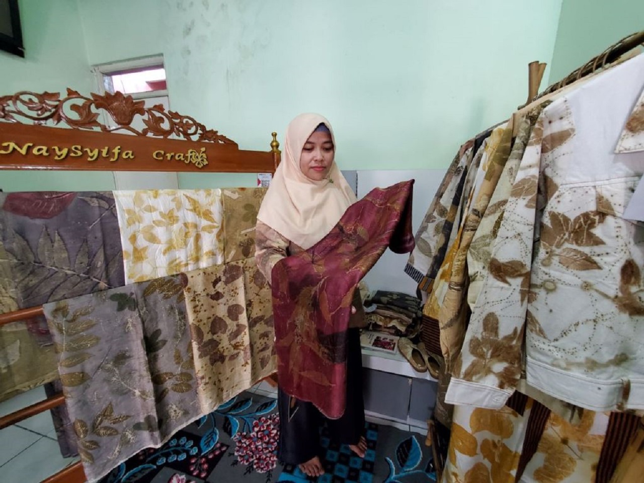 Luluk Pangestuti menunjukkan hasil pengolahan ecoprint yang ramah lingkungan atau sustentable secara mandiri. SP/ MJK