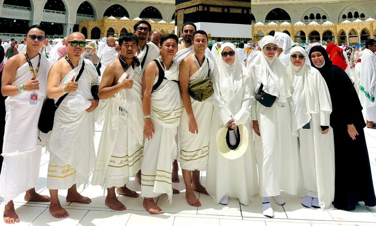 Raffi Ahmad beserta Nagita Slavina dan seluruh keluarga besar, berfoto saat momen menjalankan ibadah haji di tahun 2024. Terlihat Raffi, Nagita dan rombongan sudah berada di Makkah.
