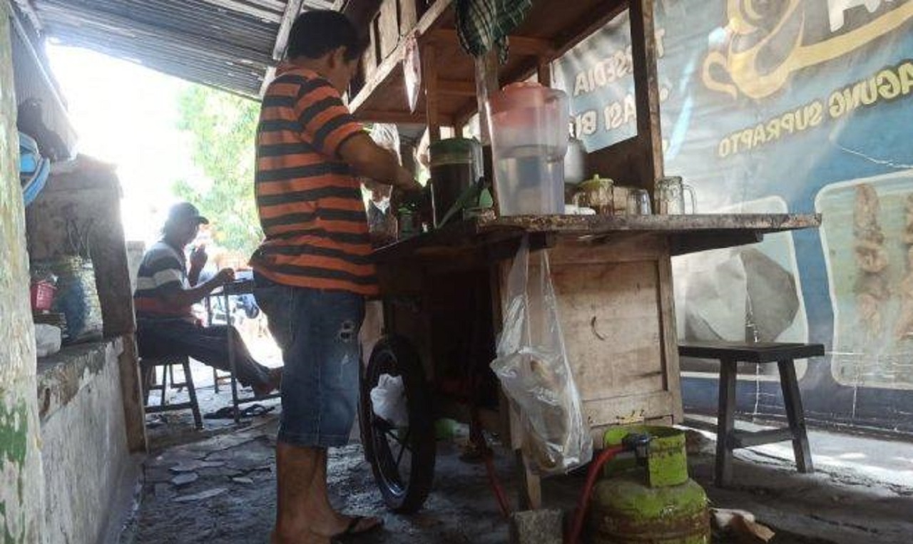 Ilustrasi. Salah satu pedagang gorengan yang mengeluh stok LPG 3 kg mulai langka. SP/ PNG