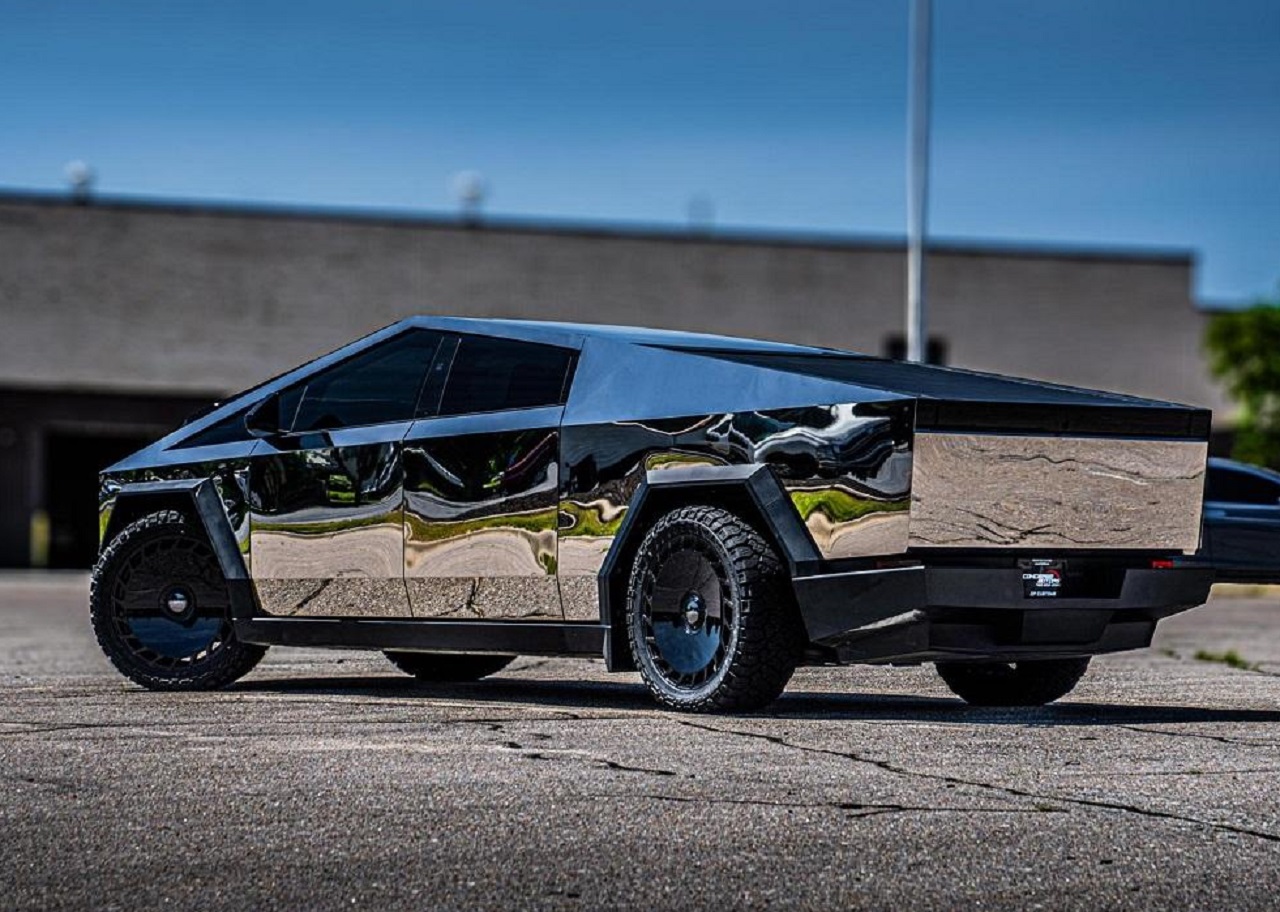 Truk pikap Tesla Cybertruck dengan tampilan kinclong seperti kaca yang diklaim super aneh dan berbahaya di jalan. SP/ JKT