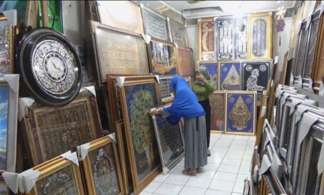 Toko kaligrafi Muji Rahayu berlokasi di Pasar Tingkat Lamongan. SP/ LMG