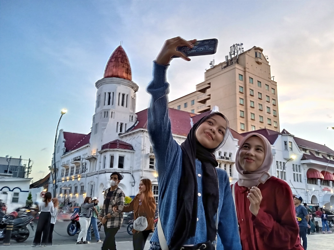 Pengunjung asyik berfoto ria ditengah spot Kota Lama Surabaya yang instagramable