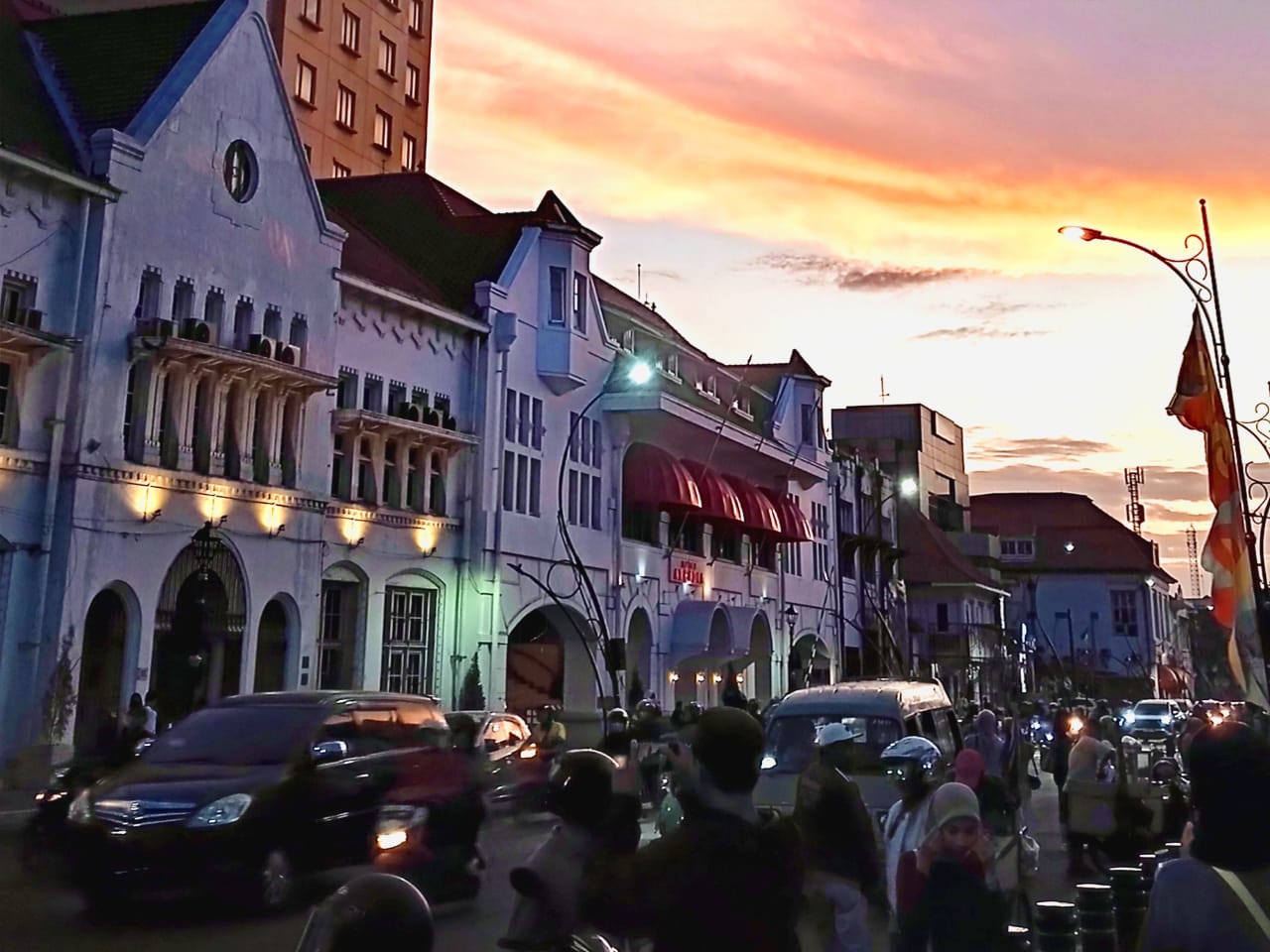 Parkir liar marak dikawasan Kota Lama Surabaya. SP/ZISTI