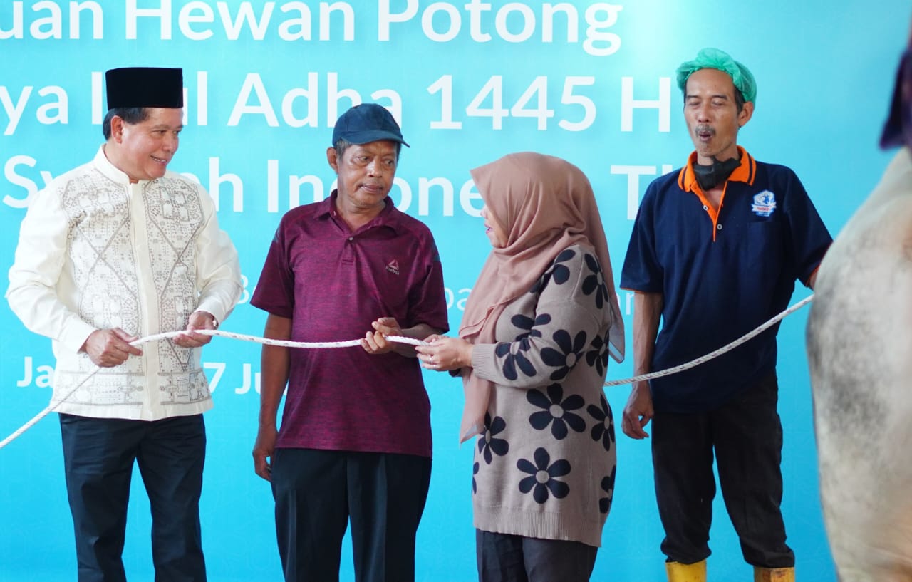 Direktur Utama BSI Hery Gunardi (kiri) menyerahkan secara simbolik hewan potong kepada dhuafa di Jakarta. (17/6/2024). SP/Arlana