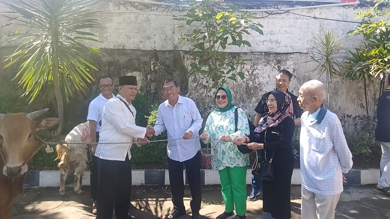 Penyerahan Hewan Qurban oleh ketua Yayasan Perbangdin Budi Kartono (Kanan) kepada ketua panitia qurban Muthowif (Kiri).