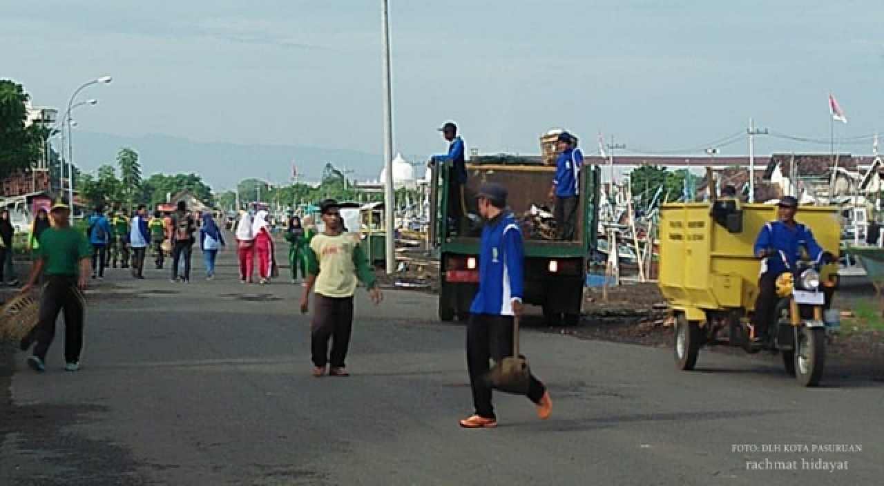 Pemotongan ranting pohon perindangan di Jalan Pahlawan kota Pasuruan.