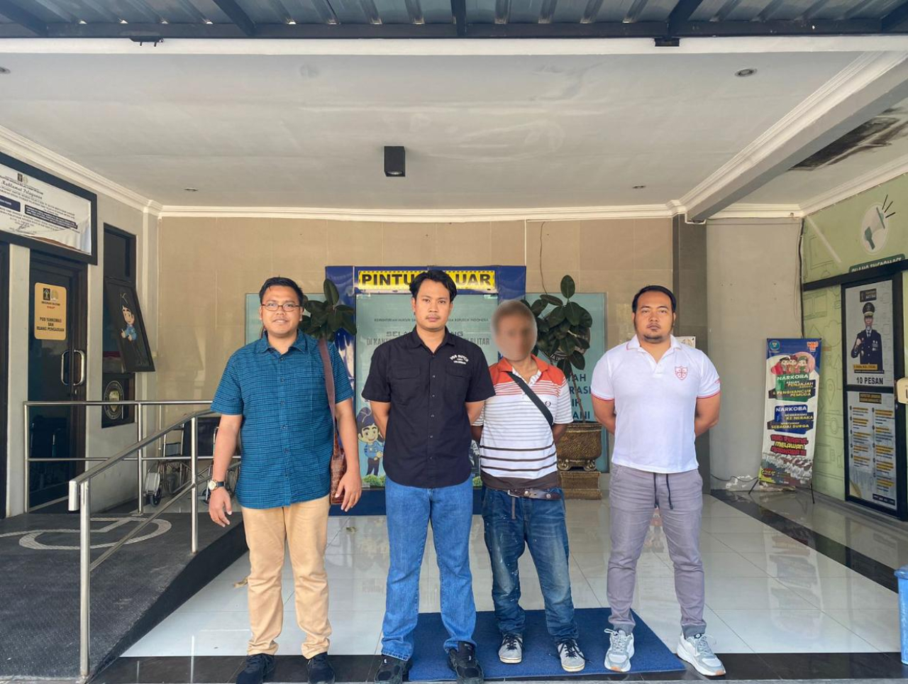 NH akan dibawa petugas Kantor Imigrasi ke Bandara Juanda. SP/Lestariono