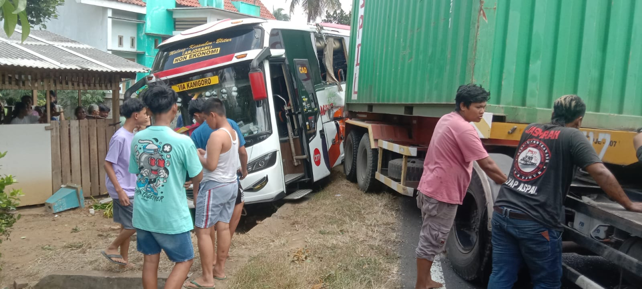 Kedua kendaraan yang terlibat kecelakaan sebelum dievakuasi petugas. SP/Lestariono