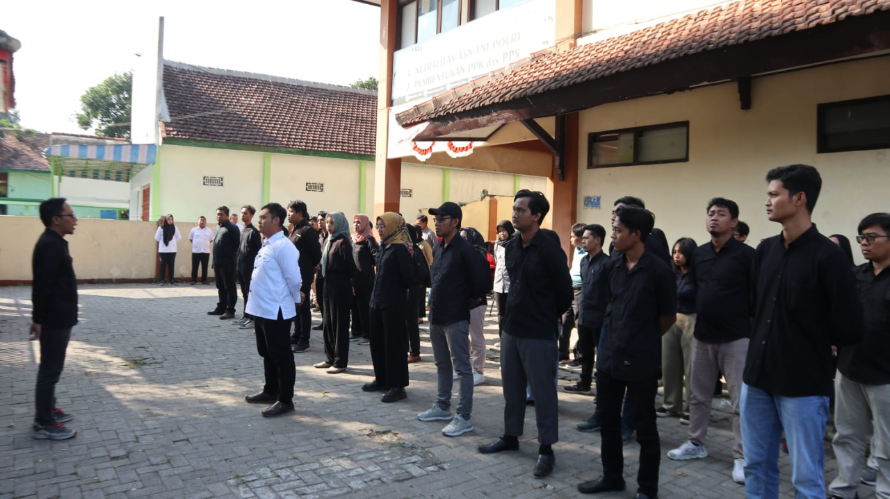 Apel di halaman kantor bawaslu kabupaten Blitar. SP/Lestariono
