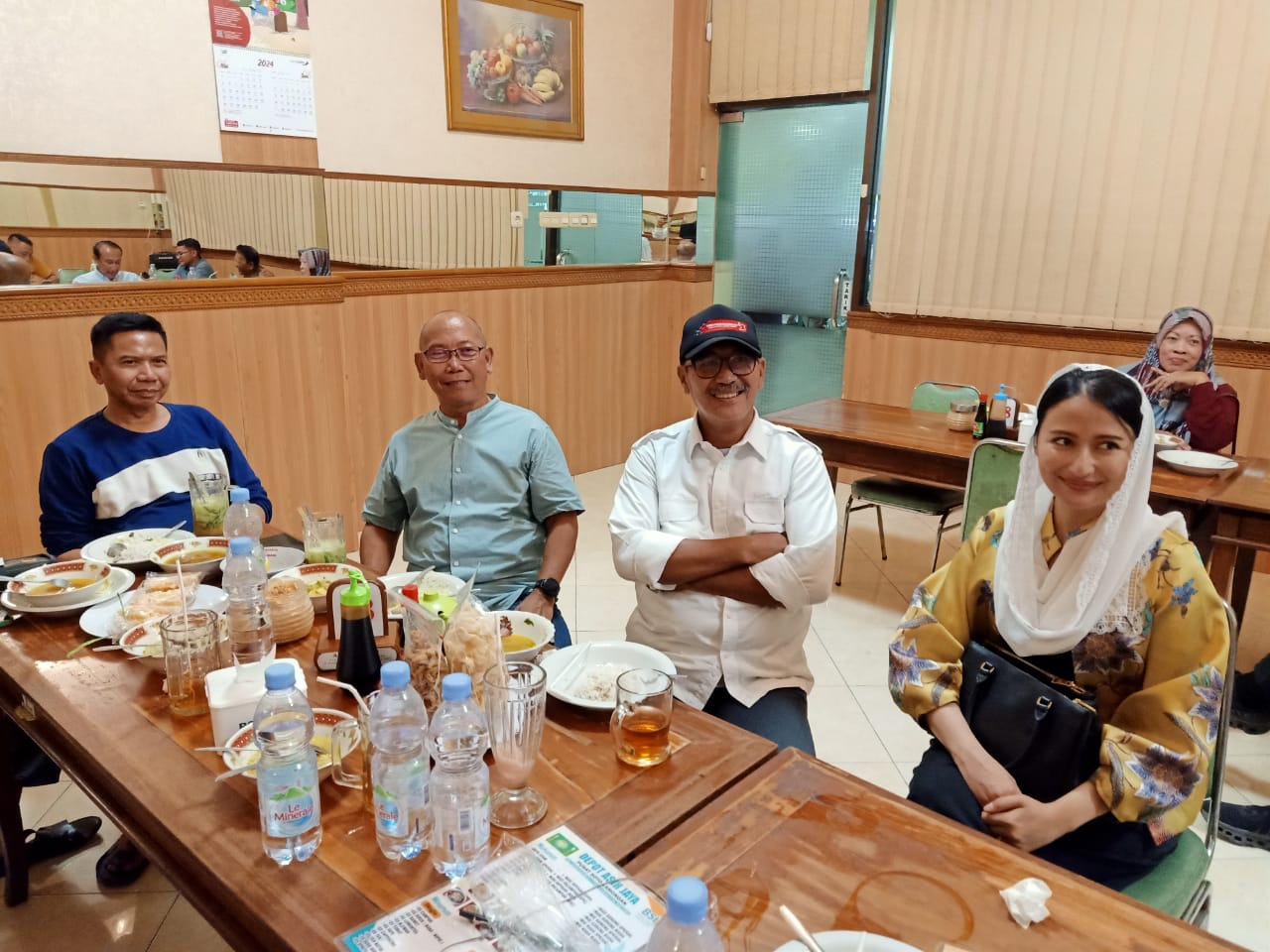 Dyah Roro Esti anggota DPR RI dari partai Golkar terlhat makan sore bersama Suhandoyo, Khusnul Yakin dan petinggi partai. SP/MUHAJIRIN