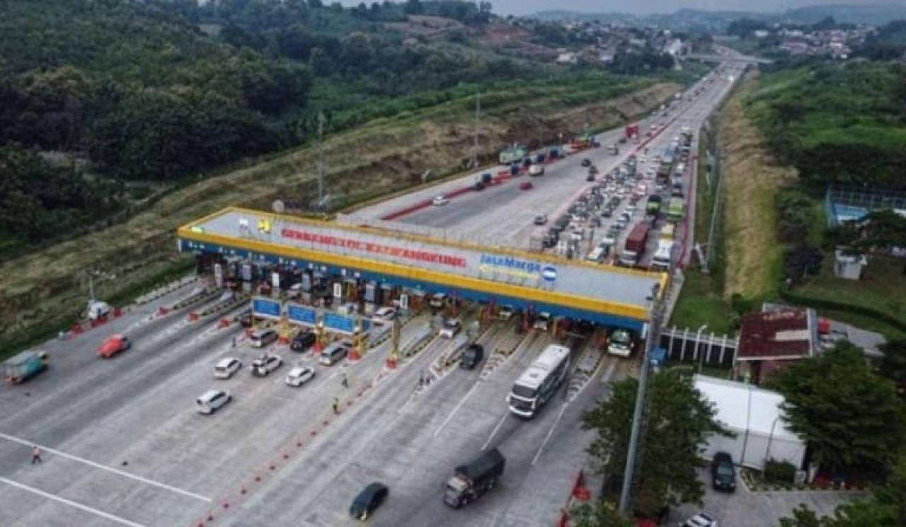 Foto udara kendaraan roda empat melintas di Jalan Tol Trans Jawa Semarang-Batang via Gerbang Tol (GT) Kalikangkung, Semarang, Jawa Tengah.