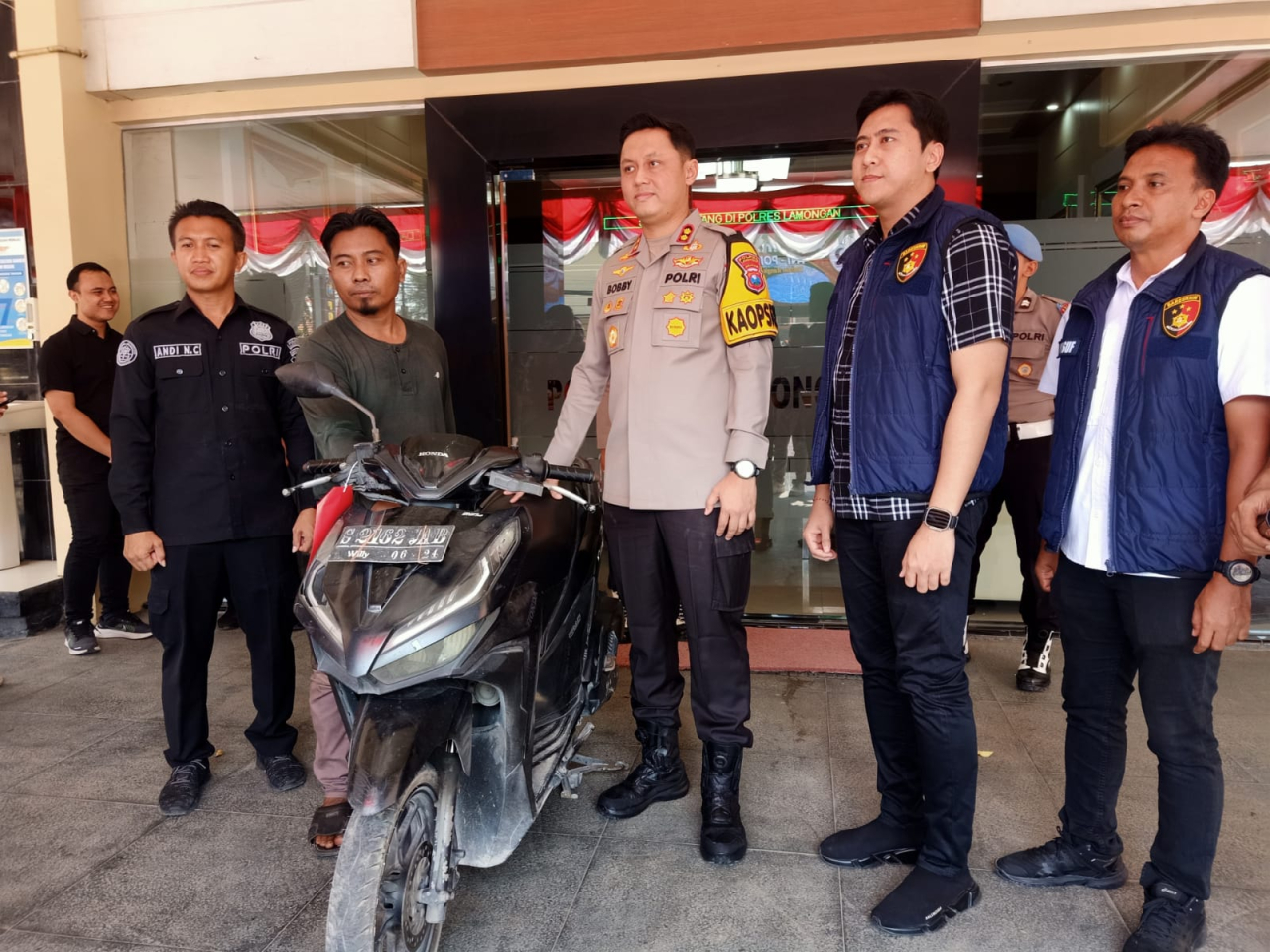 Sepeda motor yang berhasil diamankan dari tindakan pencurian, diserahkan Kapolres Lamongan kepada pemiliknya . SP/MUHAJIRIN