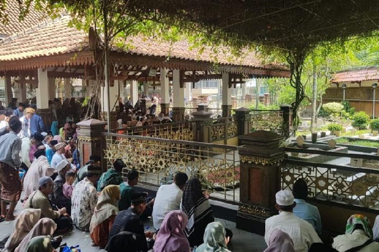 Suasana ramainya wisata religi makam Gus Dur i Ponpes Tebuireng, Jombang di momen Idul Adha 2024. SP/ JBG