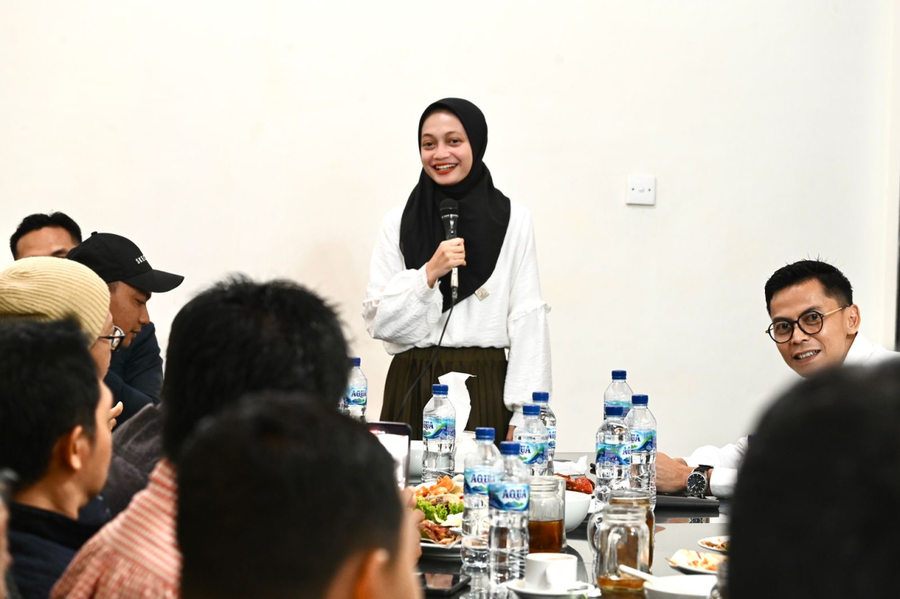 Mbak Vinanda saat bersama sejumlah wartawan Kediri