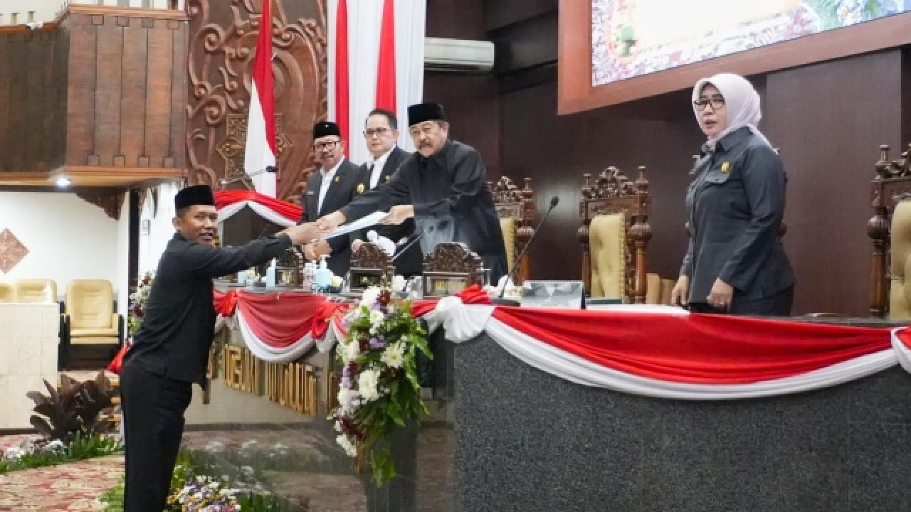 Anggota Komisi E DPRD Jatim, Basuki Babussalam memberikan laporan komisi E DPRD Jatim ke pimpinam DPRD Jatim. (Dok. Sekwan DPRD Jatim