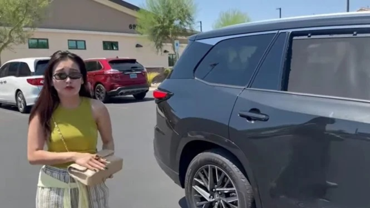 Ayu Ting Ting menunjukkan kendaraannya yang dipakai di AS, usai dirampok. Video ini diunggah Ayu Ting Ting di akun instagramnya.