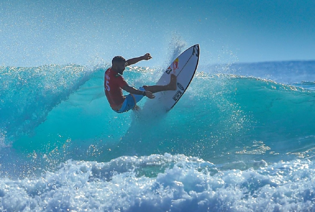 Ilustrasi. Peselancar asal Brazil Italo Ferreira beraksi menaklukkan ombak Pantai Plengkung (G-Land) di TN Alas Purwo, Banyuwangi, Jawa Timur. SP/ BYW