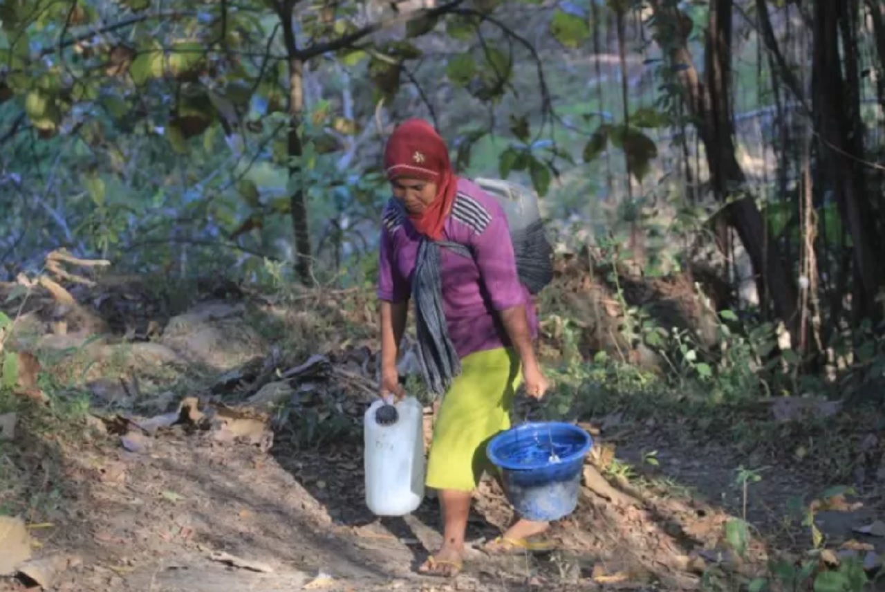 Ilustrasi. Salah seorang warga yang mencari sumber air imbas kekeringan di wilayahnya. SP/ PNG