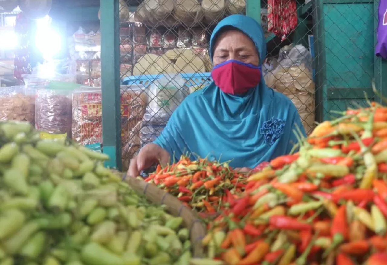 Ilustrasi. Salah satu pedagang cabai rawit di Pasar Legi Ponorogo, Jawa Timur. SP/ PNG