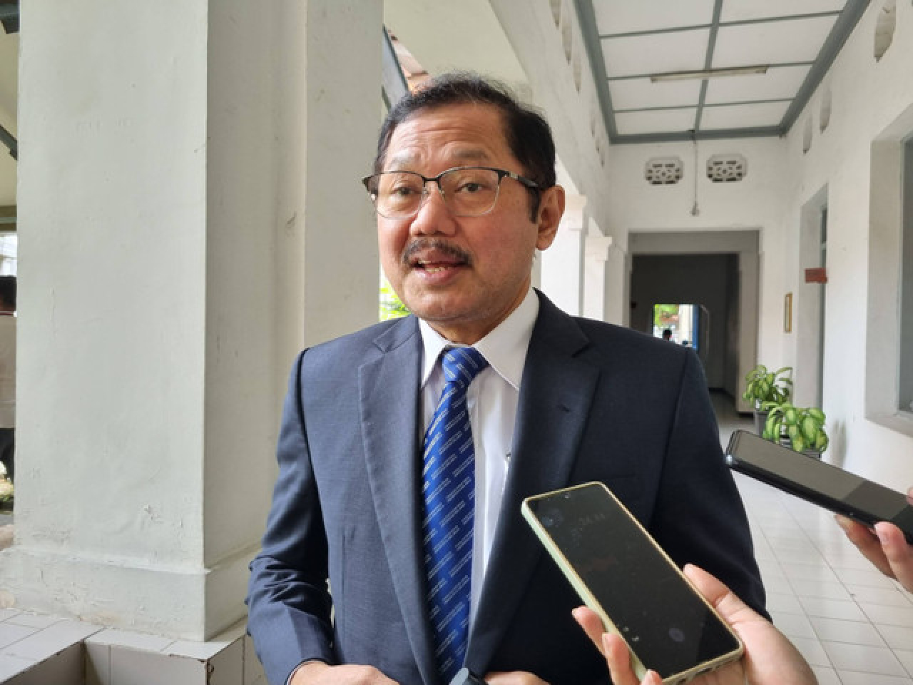 Prof Budi Santoso, menemui beberapa wartawan termasuk wartawan Surabaya Pagi, usai mengirim surat keberatan ke Rektor Unair, setelah pencopotan jabatan Dekan FK Unair, minggu lalu. SP/Nur Aini