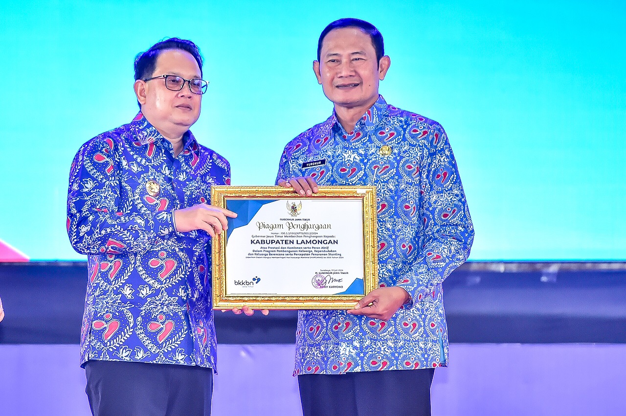 PJ Gubernur Jatim Adhy Karyono menyerahkan penghargaan IBangga award kepada bupati Lamongan Yuhronur Efendi pada puncak peringatan Hari Keluarga Nasional ke XXXI Provinsi Jawa Timur di Jatim Expo Convention Exhibition Surabaya. SP/MUHAJIRIN 
