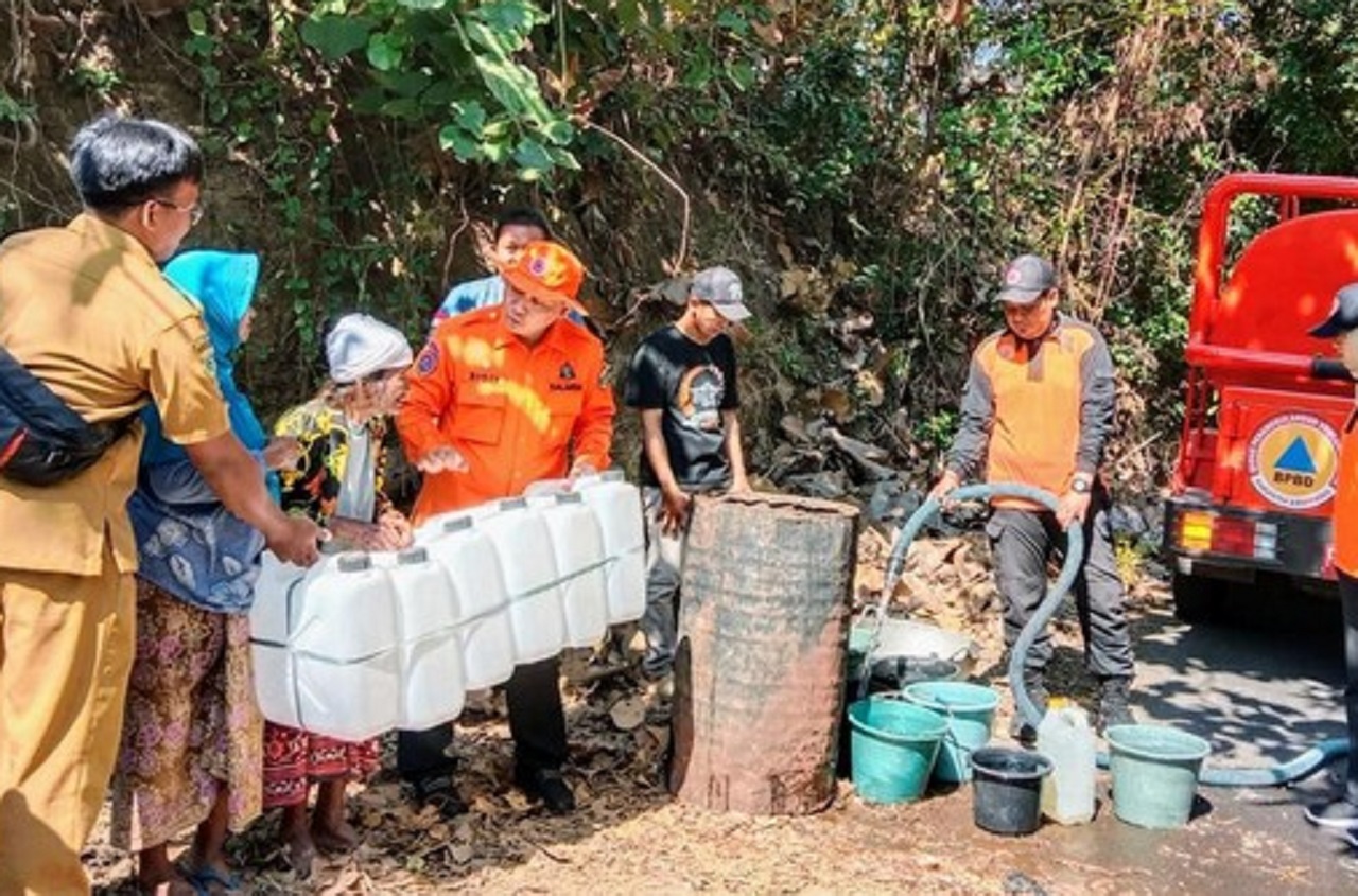BPBD Bondowoso saat menyalurkan dropping air bersih di sejumlah desa yang mengalami kekeringan dan krisis air. SP/ BD