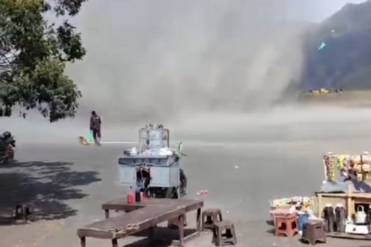 Tangkapan layar. Fenomena ‘tornado’ di lautan pasir Gunung Bromo yang sempat direkam wisatawan. SP/ MLG