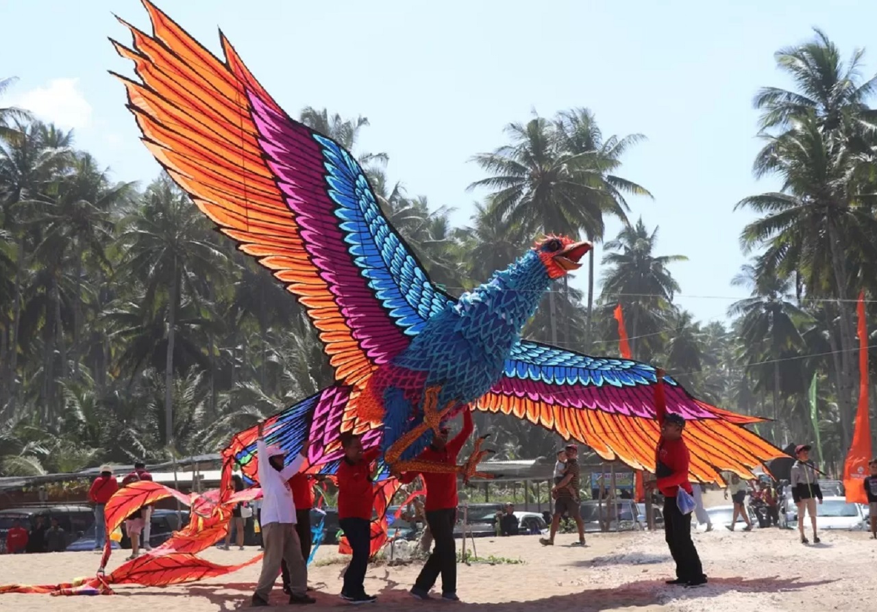 Para pegiat layang-layang saat mengikuti festival layang-layang di Pantai Dlodo Tulungagung. SP/ TLG