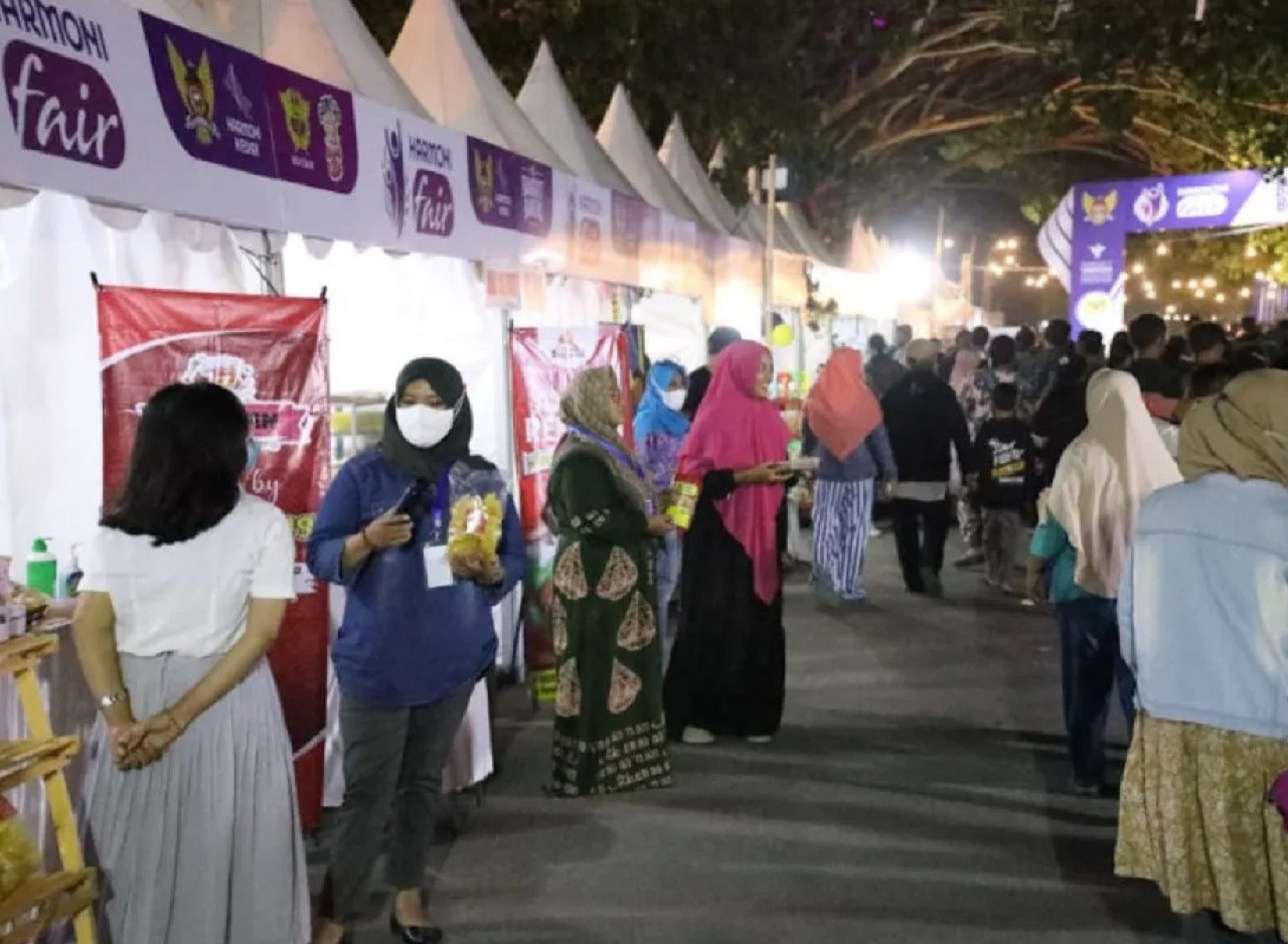 Ilustrasi. Pelaku UMKM di Kota Kediri sedang menawarkan produknya ke pelanggan yang lalu lalang di Festival Pasar Rakyat. SP/ KDR