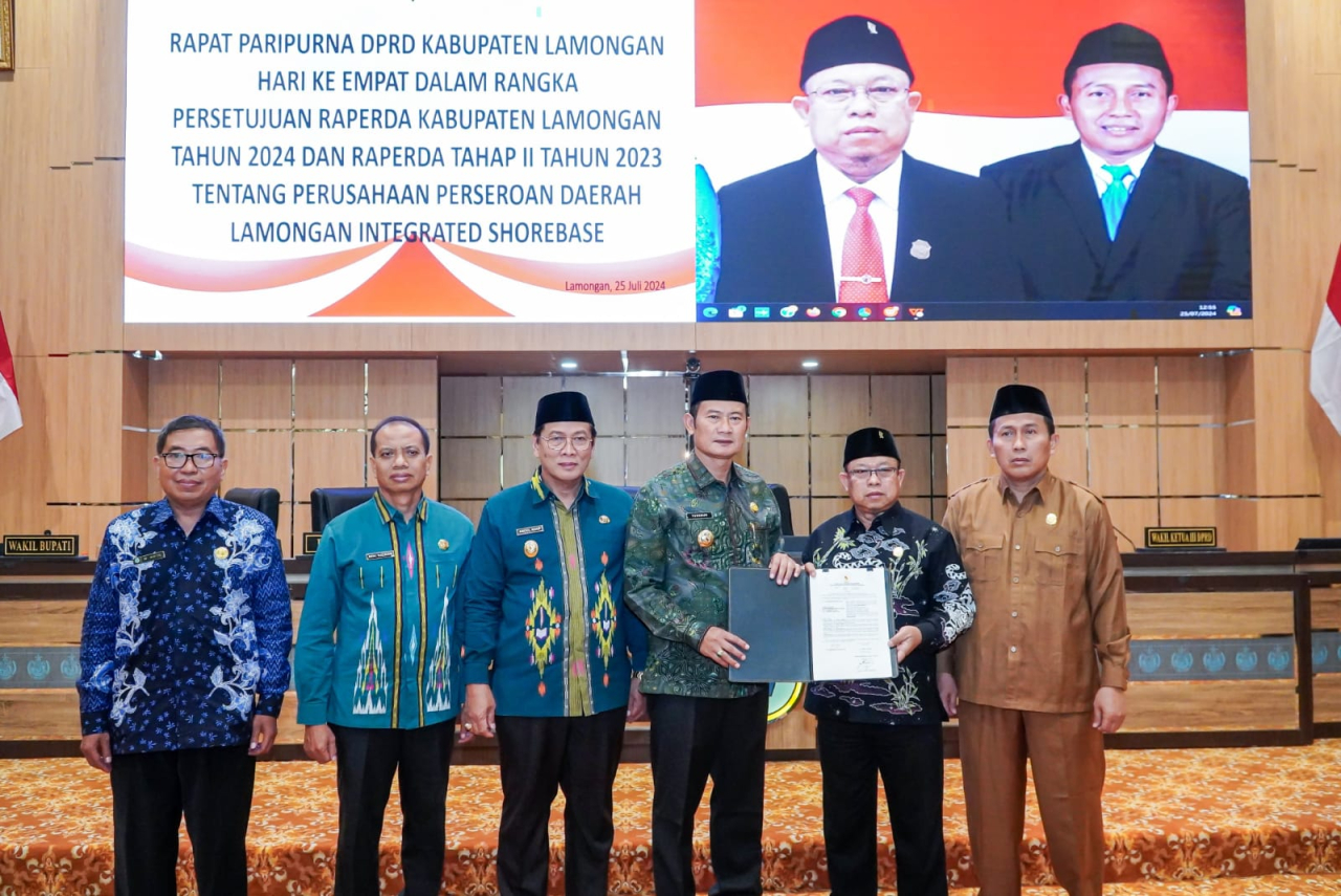 Pimpinan DPRD Lamongan menunjukan berita acara persetujuan RKUA PPAS Tahun Anggaran 2025.