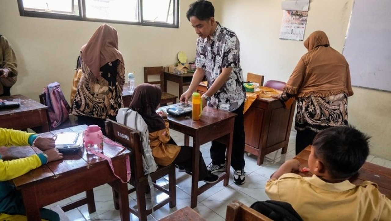Gibran Rakabuming Raka, Wakil Presiden Terpilih, saat meninjau ujicoba makan bergizi gratis di salah satu SDN di Solo, pekan lalu.