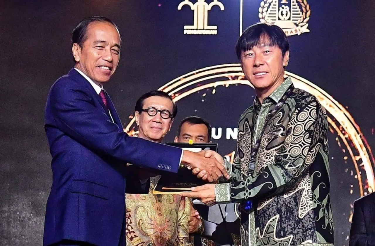 Pelatih Timnas Indonesia, Shin Tae-yong diberikan Golden Visa oleh Presiden Jokowi, dalam Grand Launching Golden Visa di Hotel Ritz-Carlton Jakarta.