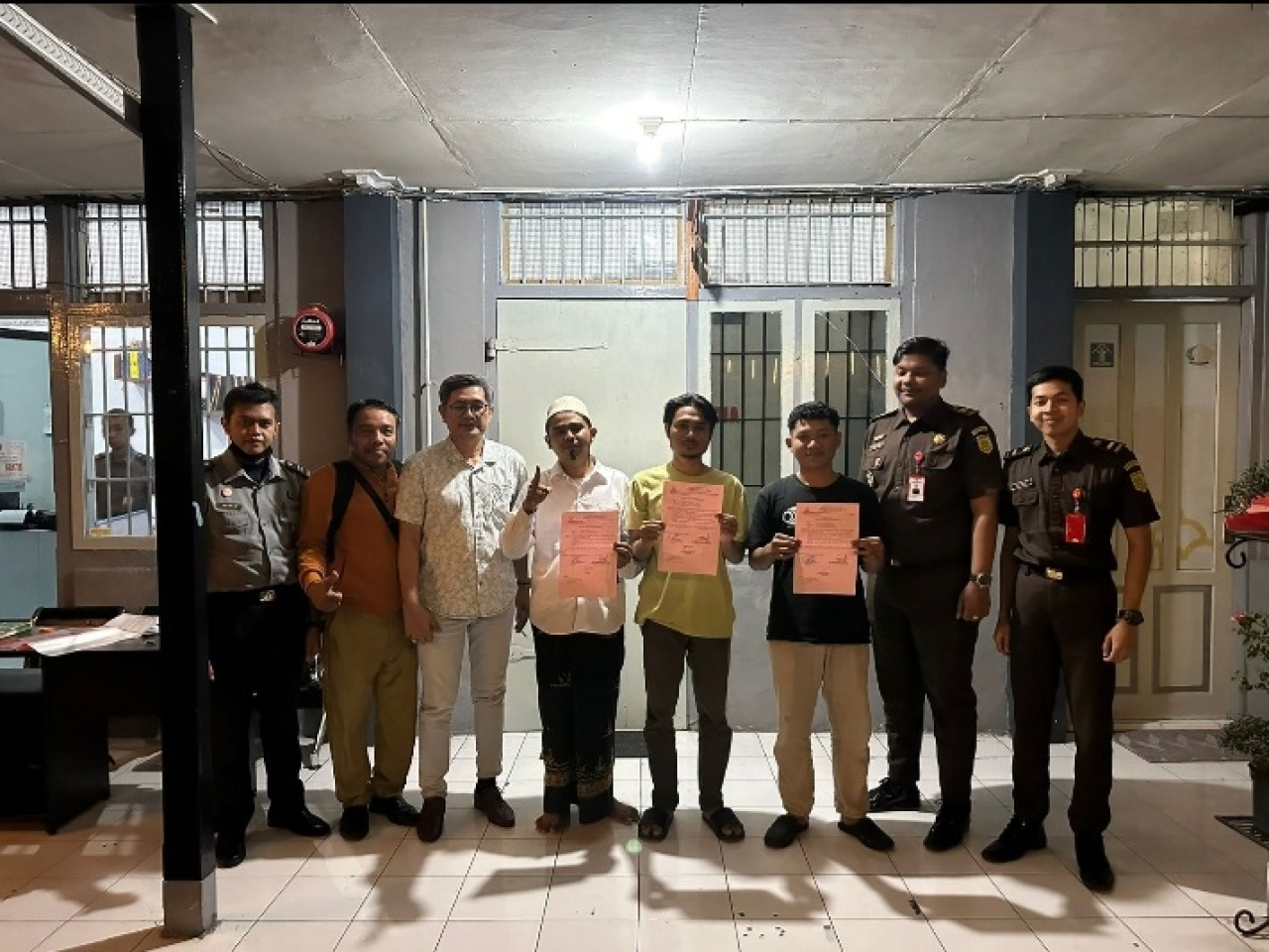 Samsudin cs saat akan tinggalkan Lapas Blitar. SP/Lestariono