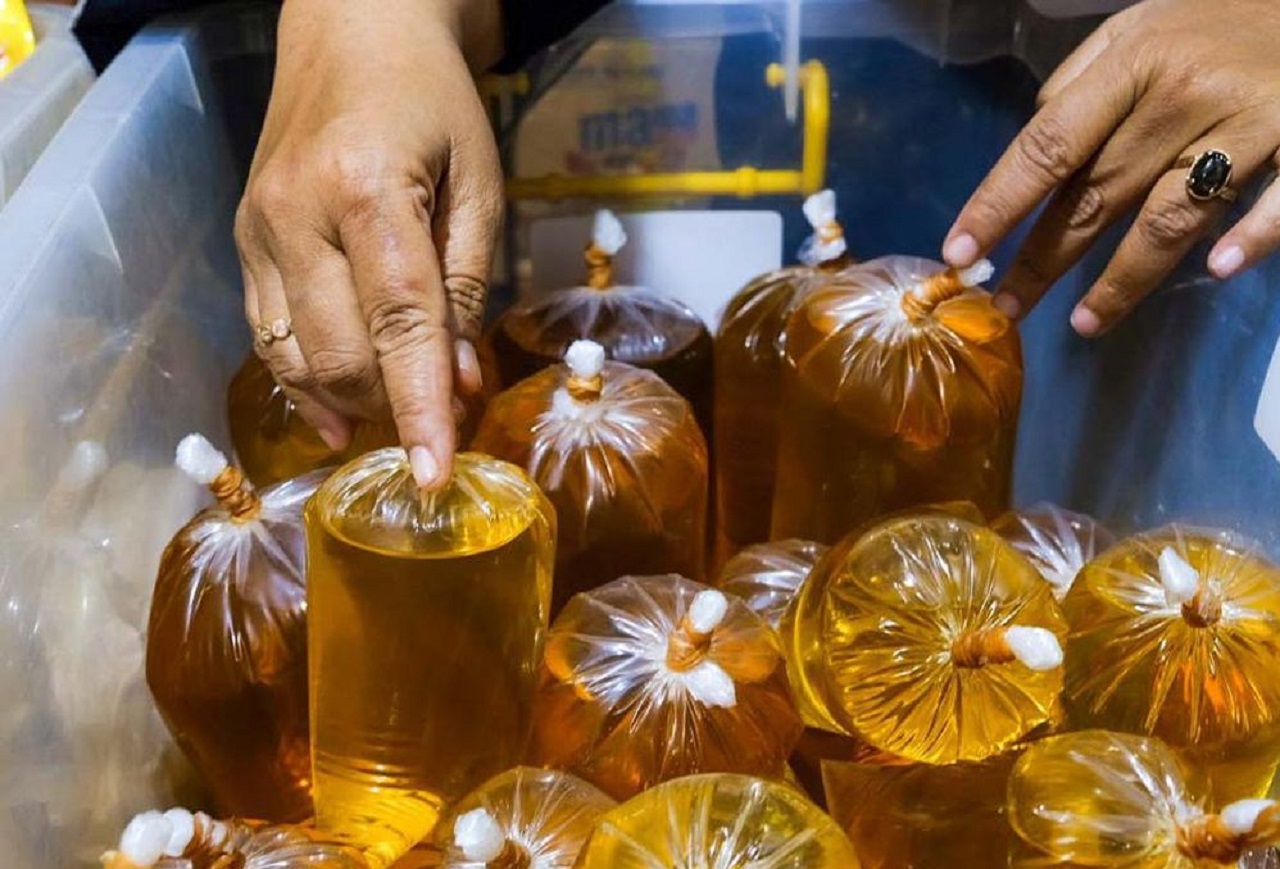 Ilustrasi. Pedagang minyak curah di pasar tradisional Ngawi, Jawa Timur. SP/ NGW