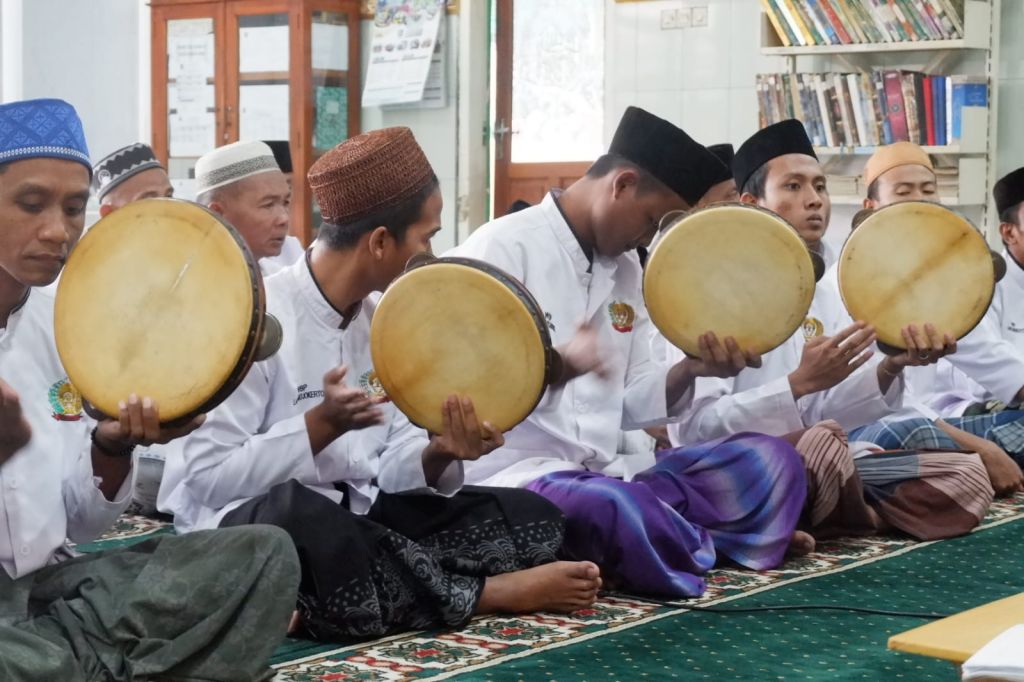 Puluhan napi Lapas Kelas IIB Mojokerto saat latihan banjari sembari menjalani masa tahanan.