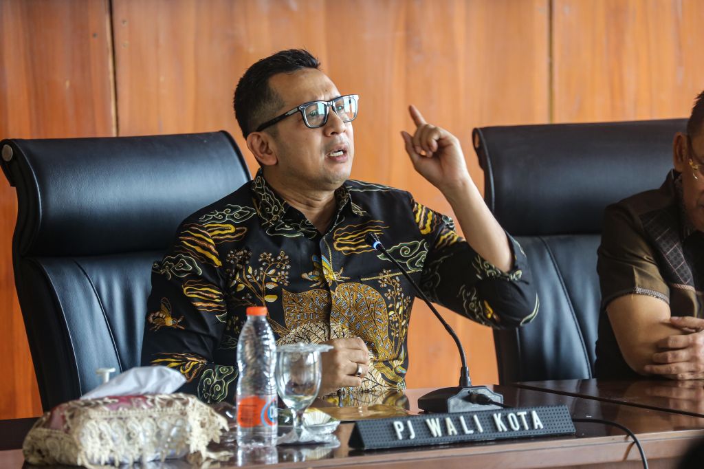 Pj Wali Kota Mojokerto Moh Ali Kuncoro saat memberi arahan dalam Pembinaan dan Pendampingan Pelaku Usaha Minol, di Aula Sentra IKM Maja Bharama Wastra, Kota Mojokerto, Selasa (23/7/2024).