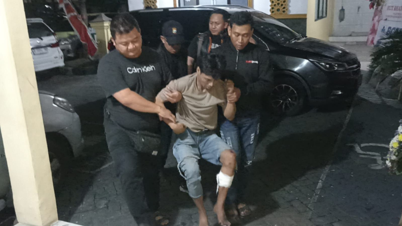 Petugas Reskrim Polsek Sukolilo memapah pelaku curanmor yang berhasil dilumpuhkan. SP/Alq 