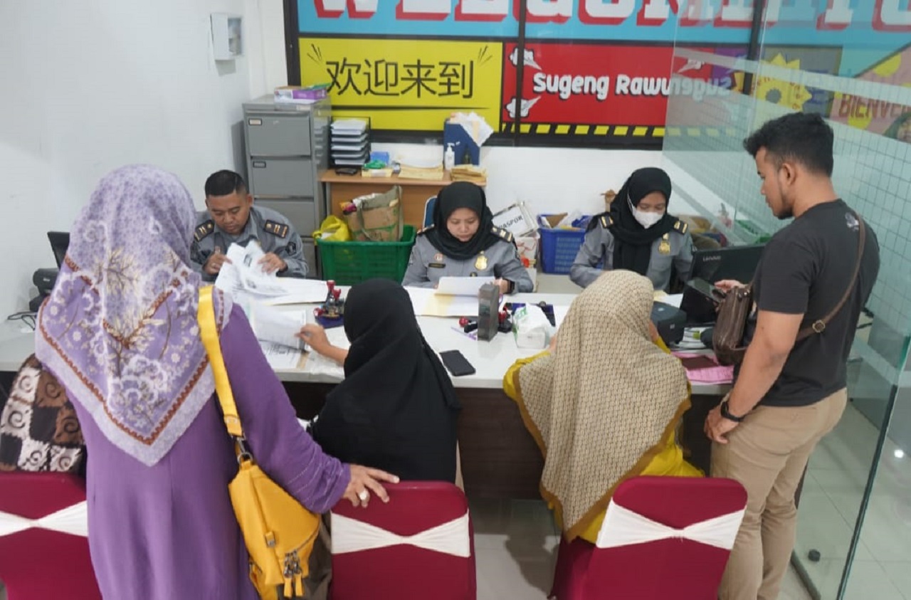Layanan percetakan paspor di Imigrasi Kelas 1 Khusus TPI Surabaya. SP/ AINI