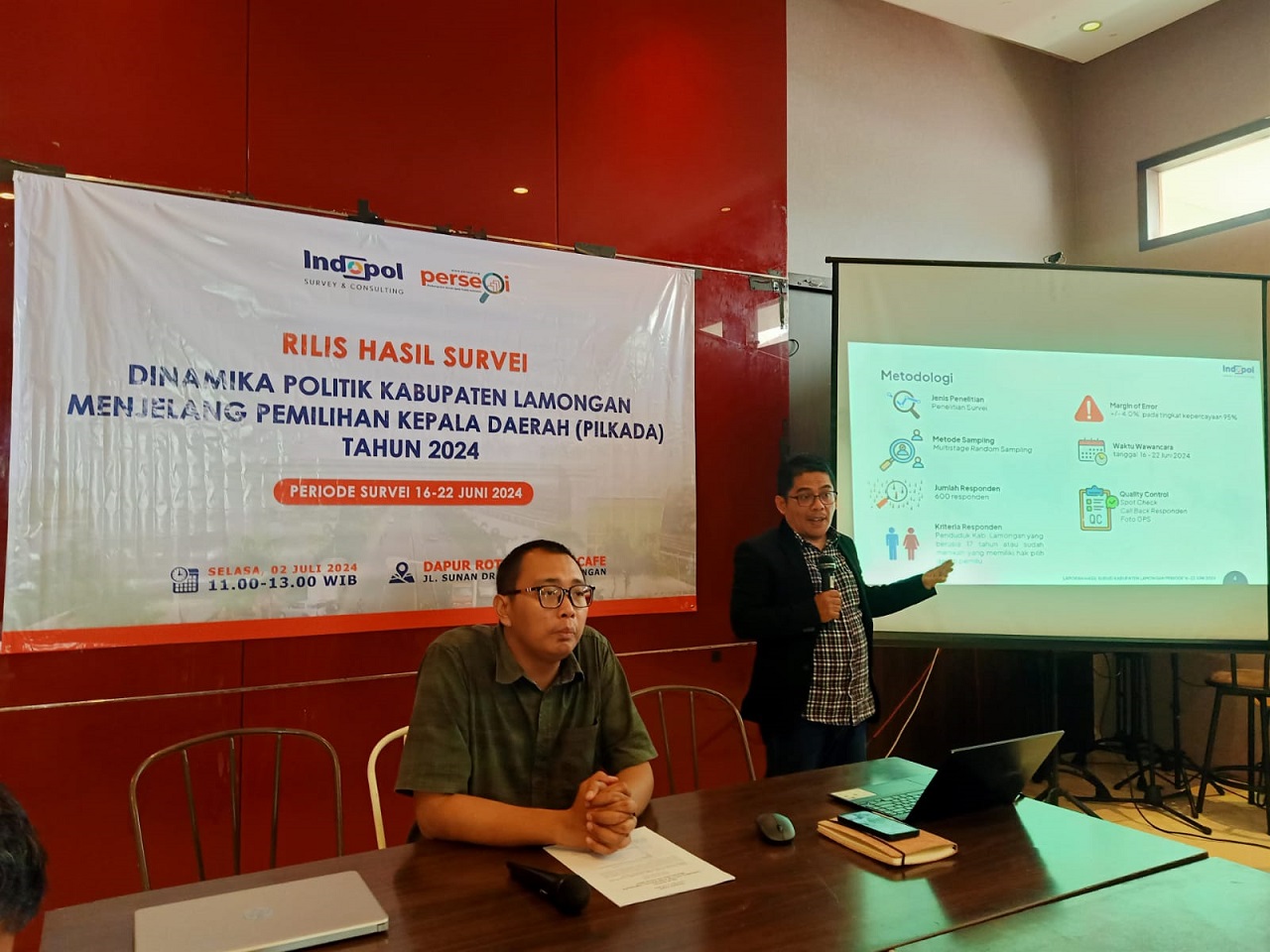 Ratno Sulistiyanto Direktur Indopol Survei saat menyampaikan hasil hasil survei nya. SP/MUHAJIRIN