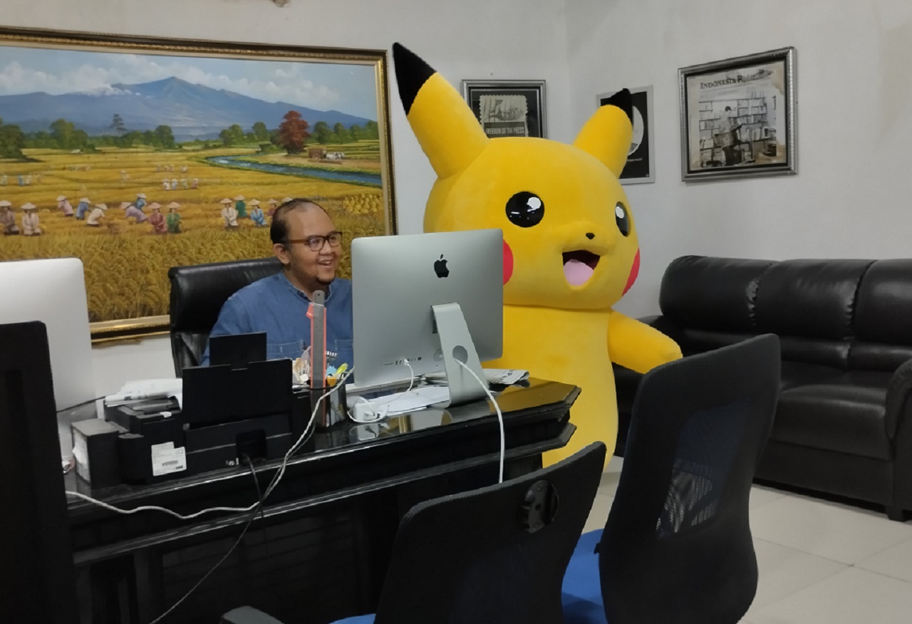 Pikachu berfoto bersama tim Surabayapagi di jalan Kupang Baru 1/16 Surabaya pada Rabu (03/07/2024). SP/ SBY